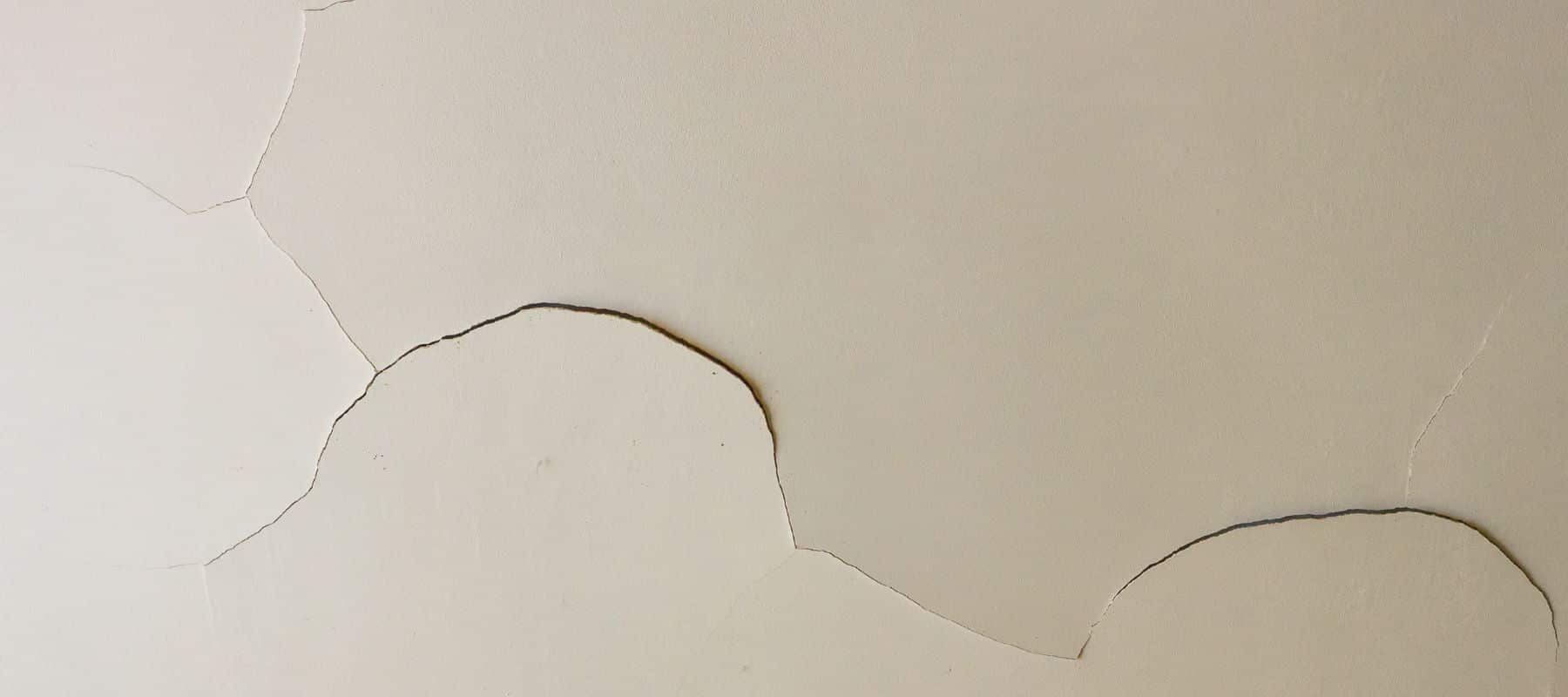 a crack in a ceiling